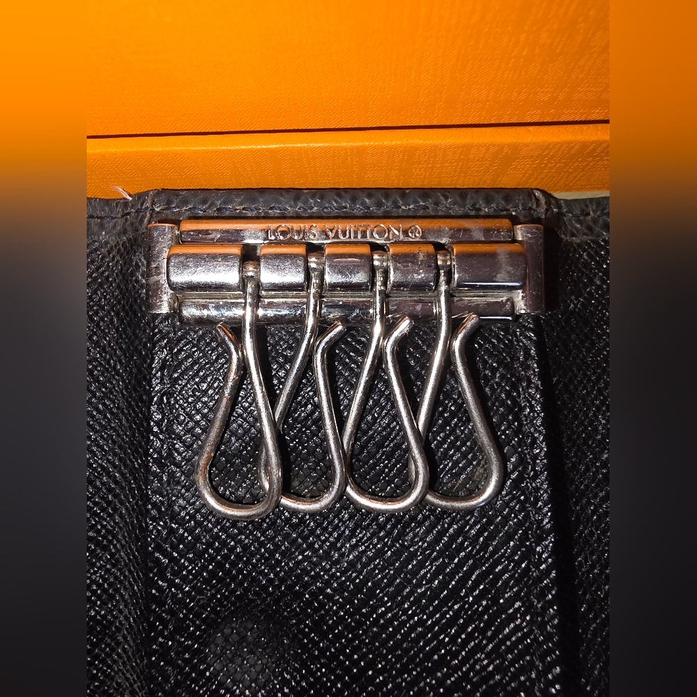Pre-loved Black Louis Vuitton Taiga Multicles 4 Ring Key Holder - Picture 5 of 9